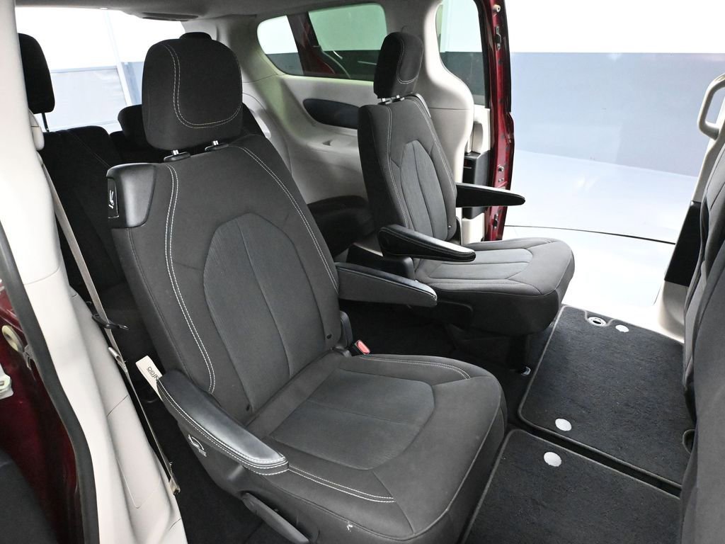 Used 2021 Chrysler Voyager LX image 41