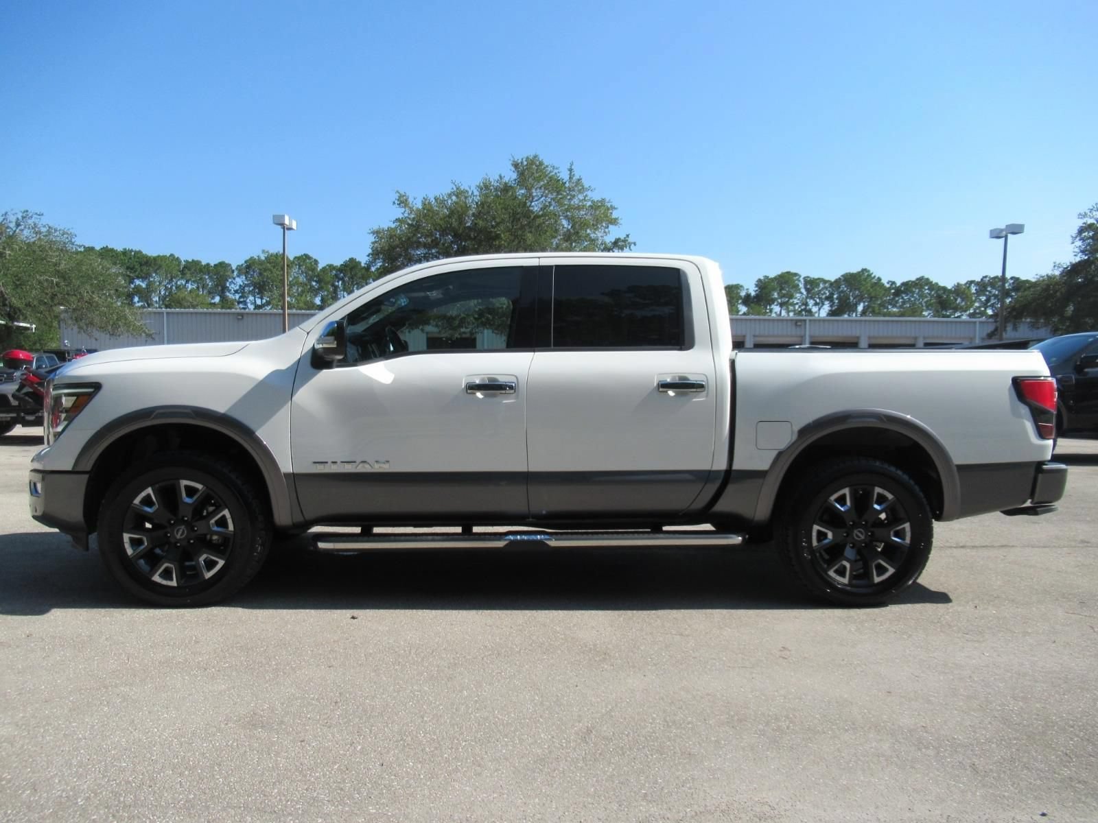 Used 2023 Nissan Titan Platinum Reserve w/ Moonroof Package AWD/4WD image 4