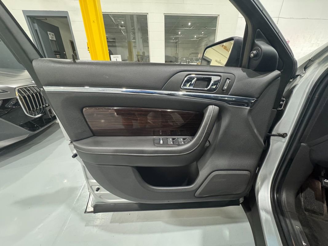 Used 2012 Lincoln MKS AWD image 30