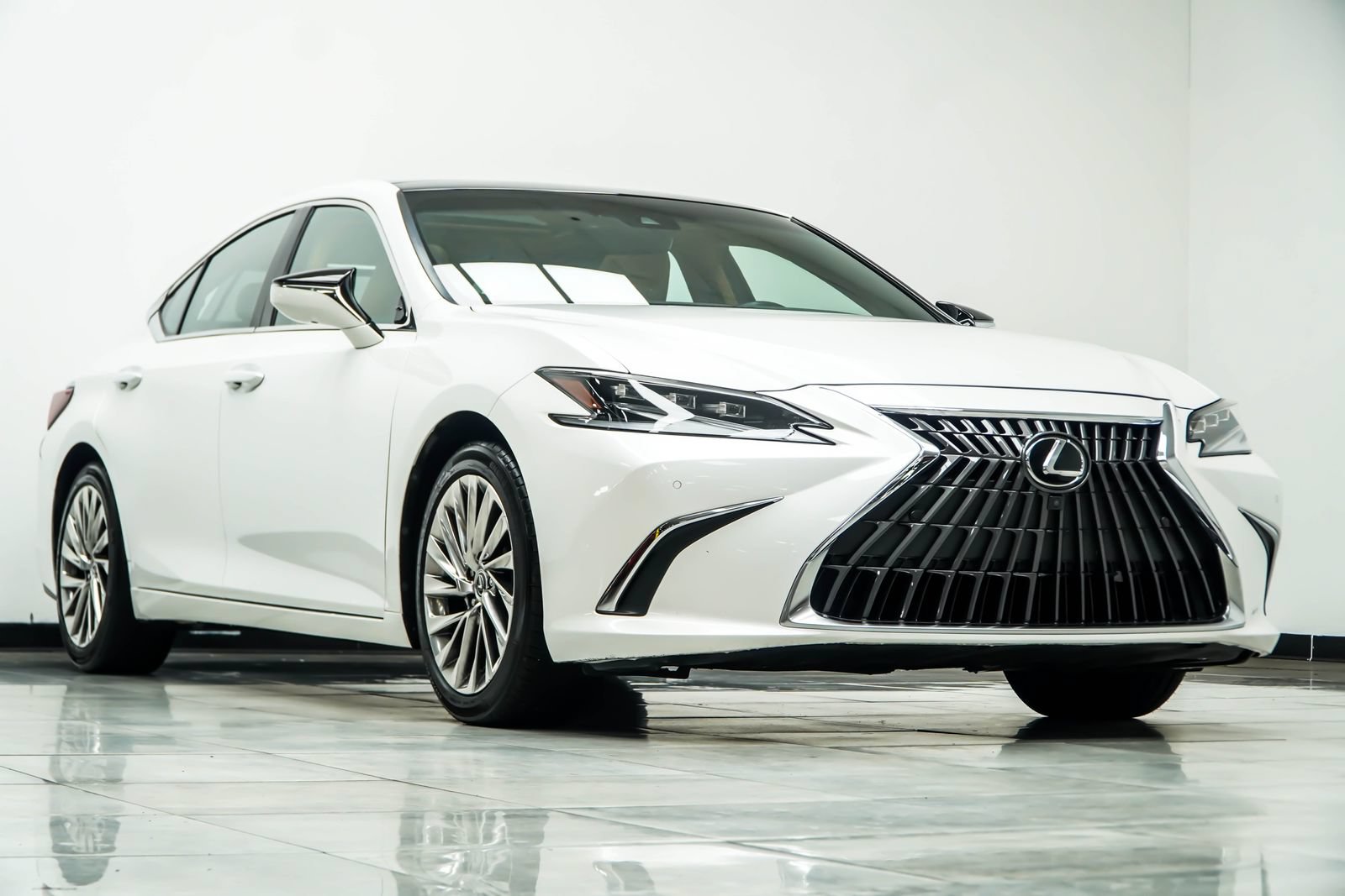 Used 2022 Lexus ES 350 Ultra Luxury w/ Accessory Package 2 FWD image 5