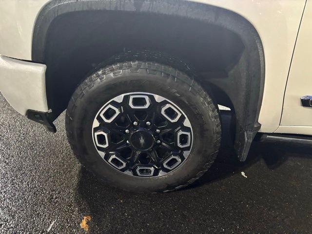 Used 2024 Chevrolet Silverado 3500 High Country w/ Technology Package image 39