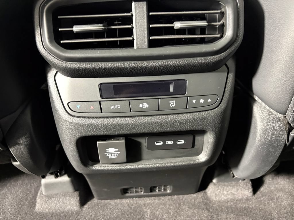 Used 2025 Honda Pilot TrailSport image 30