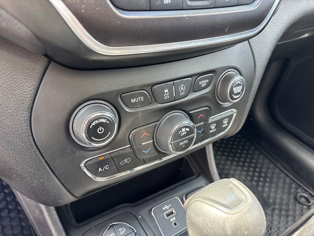 Used 2021 Jeep Cherokee Trailhawk w/ Sun, Sound & Nav Group AWD/4WD image 24