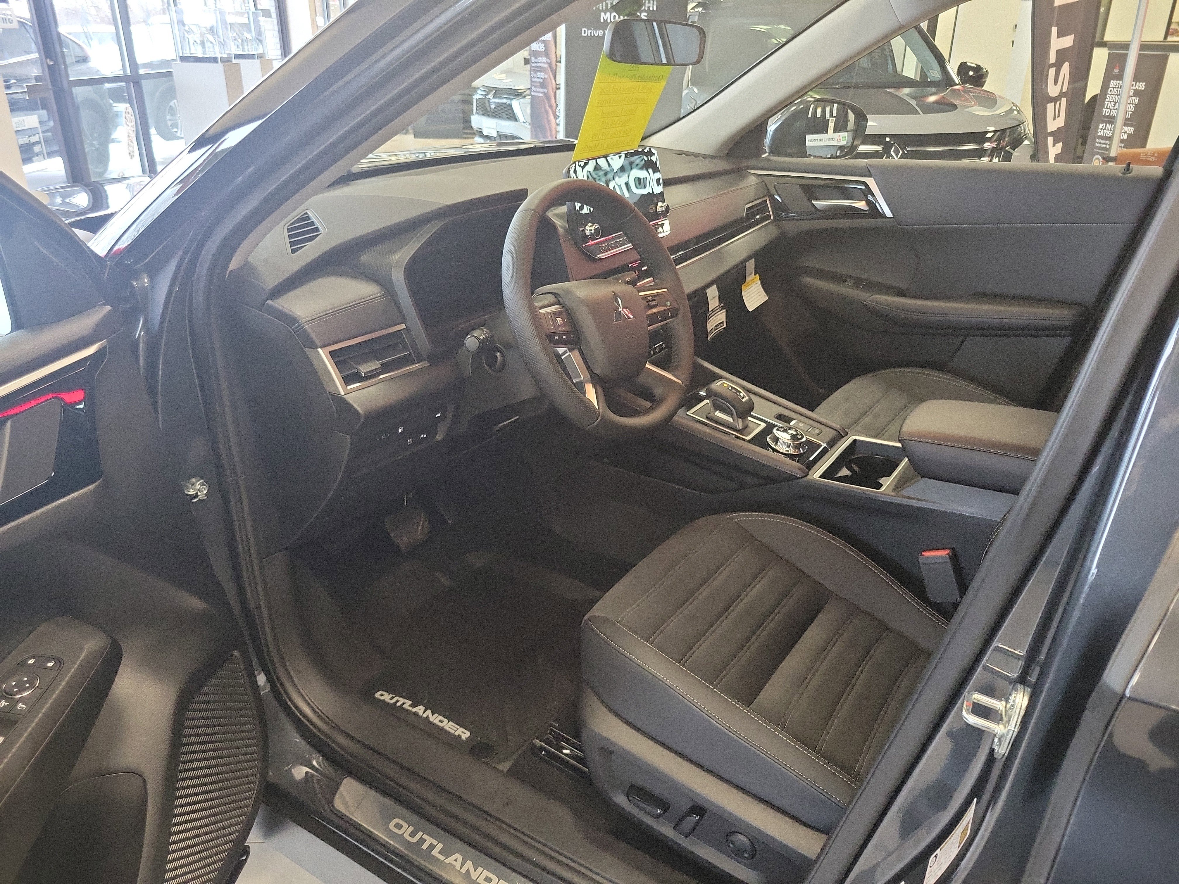 New 2025 Mitsubishi Outlander SE image 12