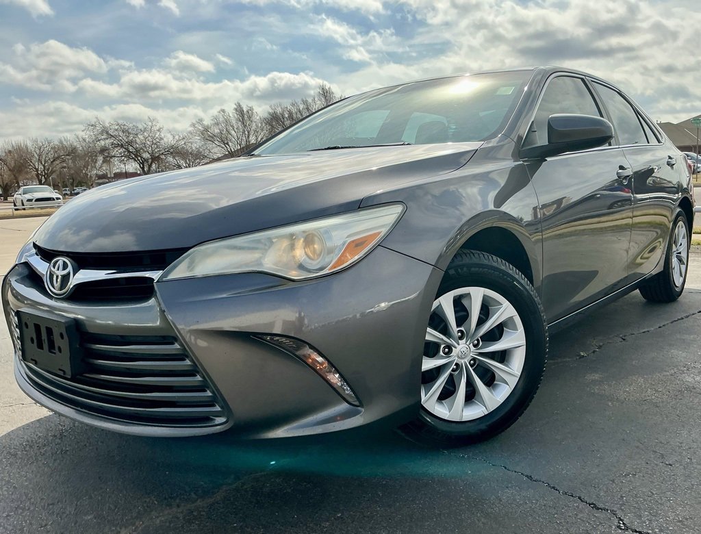 Used 2016 Toyota Camry LE image 3