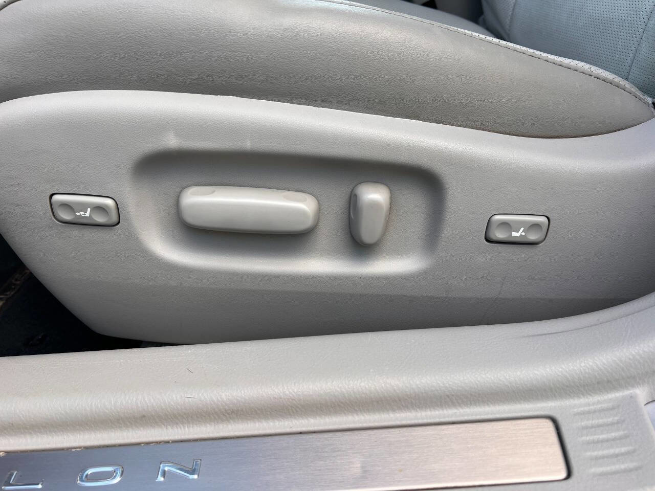 Used 2011 Toyota Avalon Limited image 24