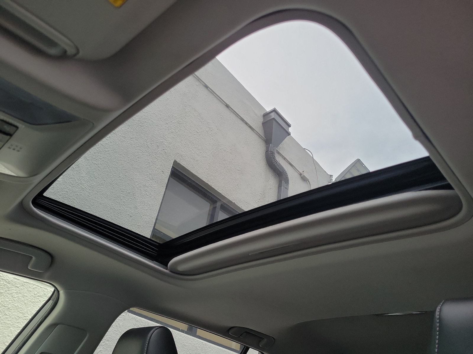 Used 2019 Toyota RAV4 XLE Premium FWD image 33