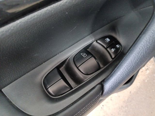 Used 2019 Nissan Rogue SV image 11