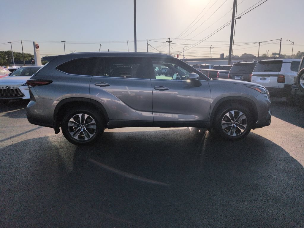 Certified 2025 Toyota Highlander XLE AWD/4WD image 6