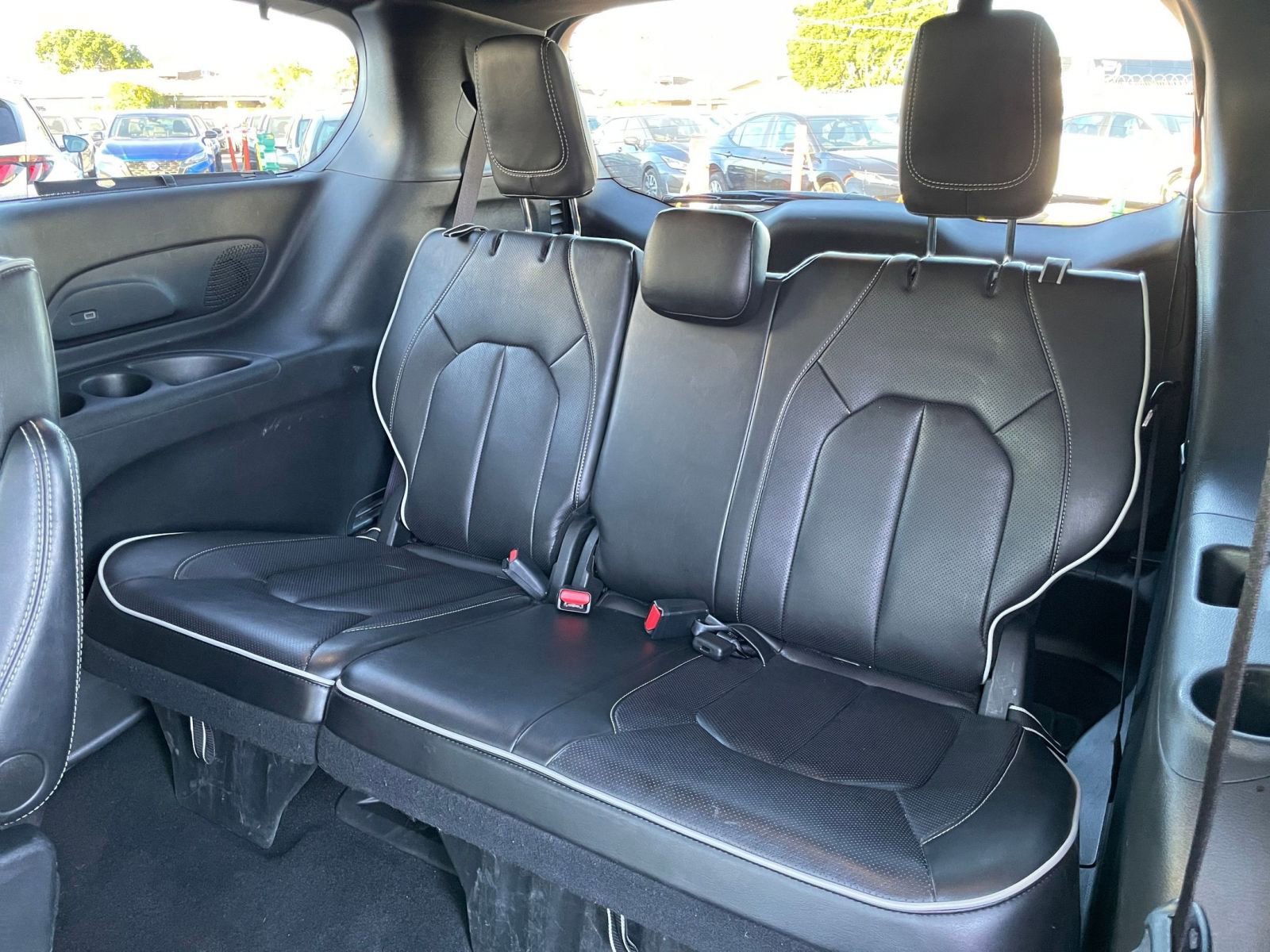 Used 2025 Chrysler Pacifica Limited image 32