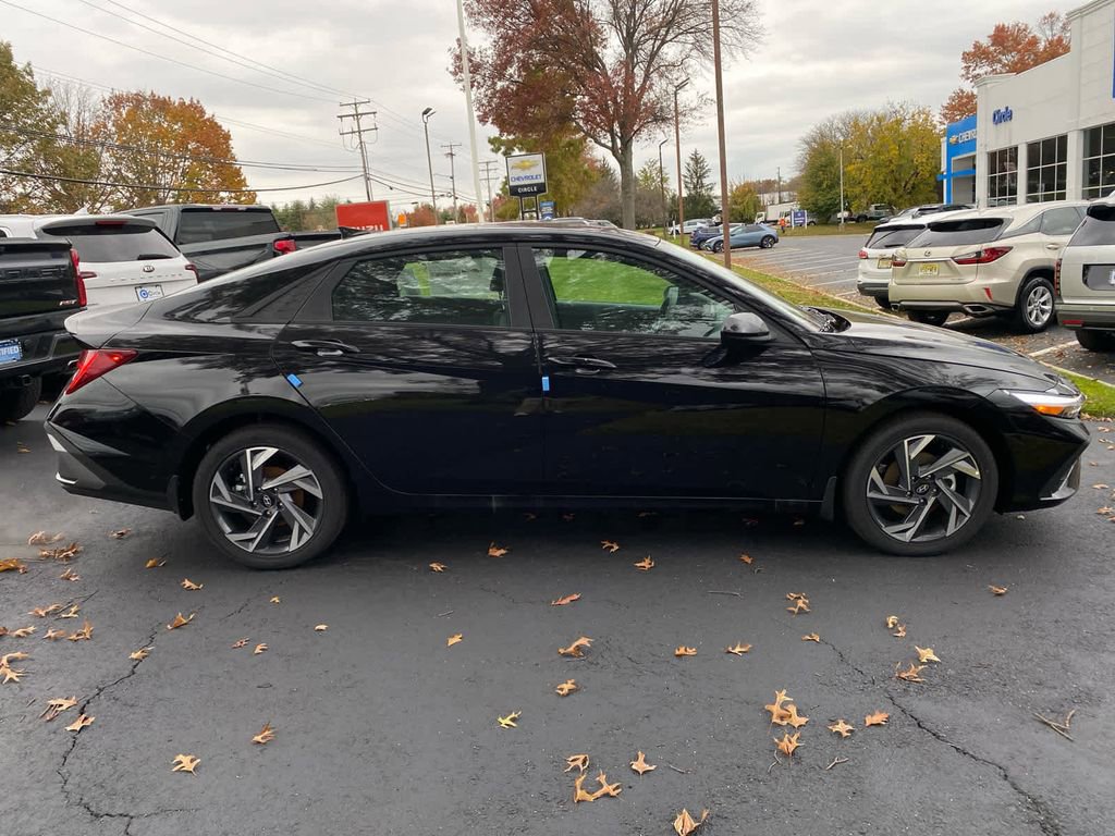 New 2025 Hyundai Elantra SEL image 2