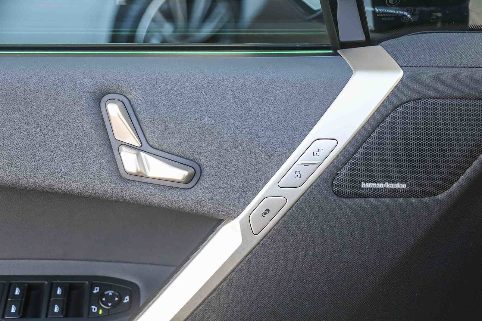 Used 2025 BMW iX xDrive50 w/ Sport Package image 18