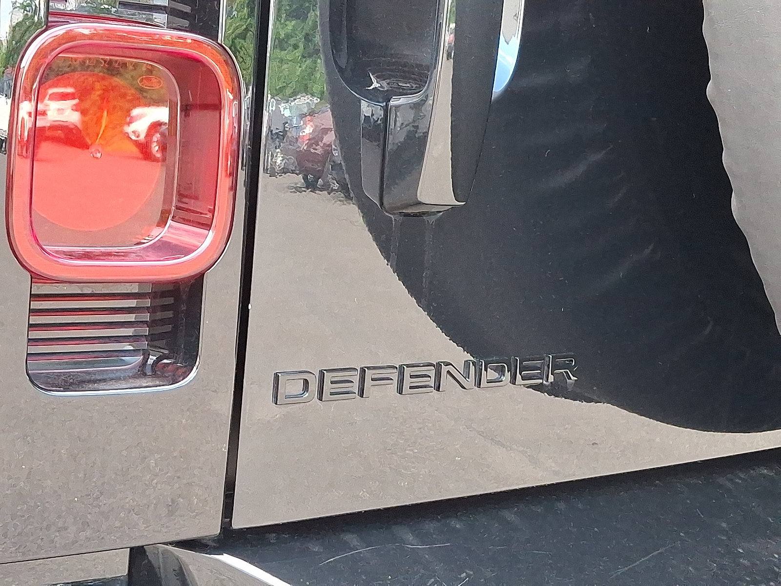 Certified 2025 Land Rover Defender 130 X-Dynamic SE AWD/4WD image 30