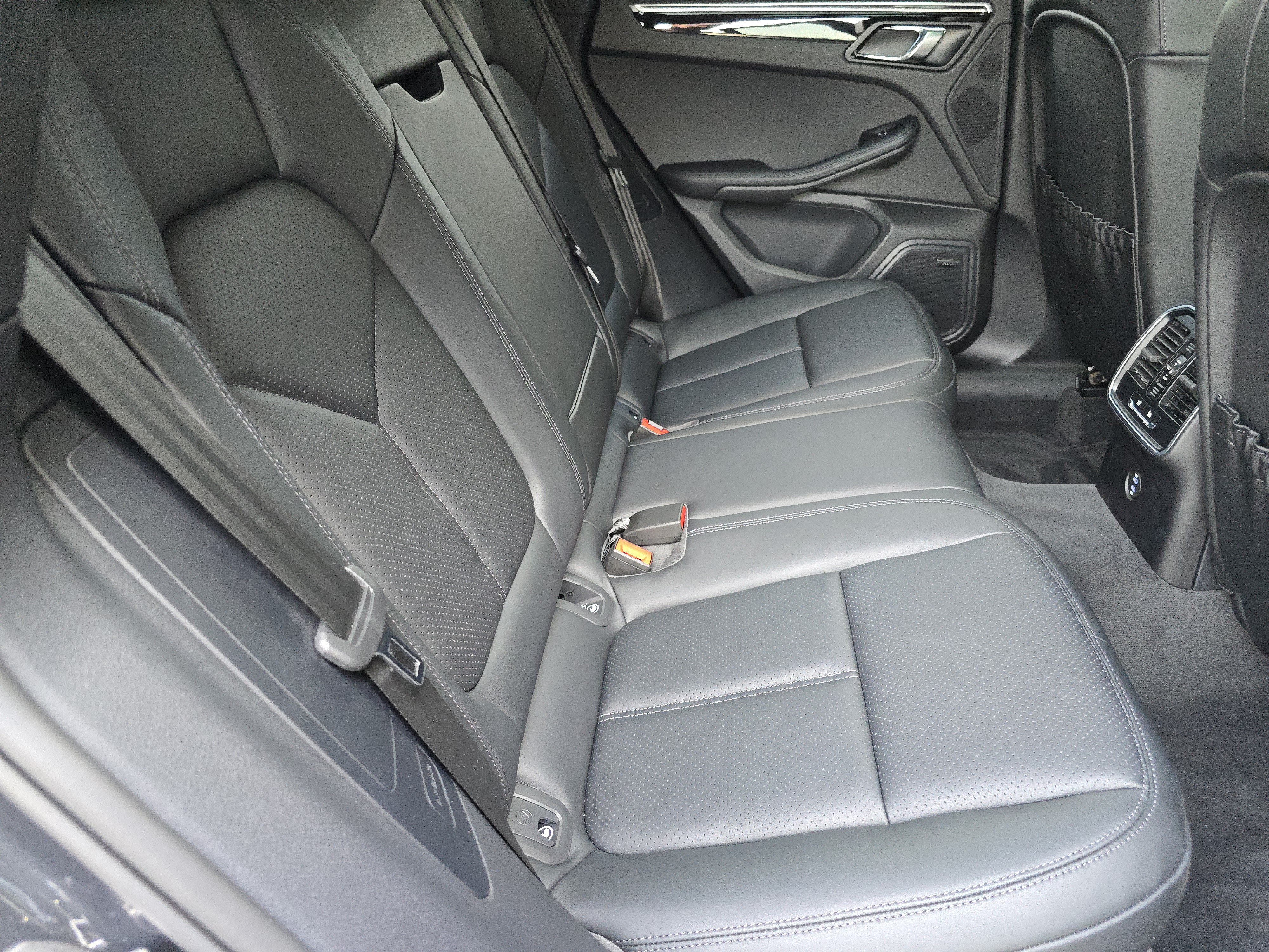 Certified 2025 Porsche Macan AWD/4WD image 21