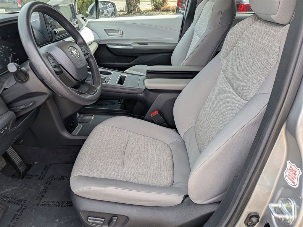 Used 2025 Toyota Sienna LE image 17