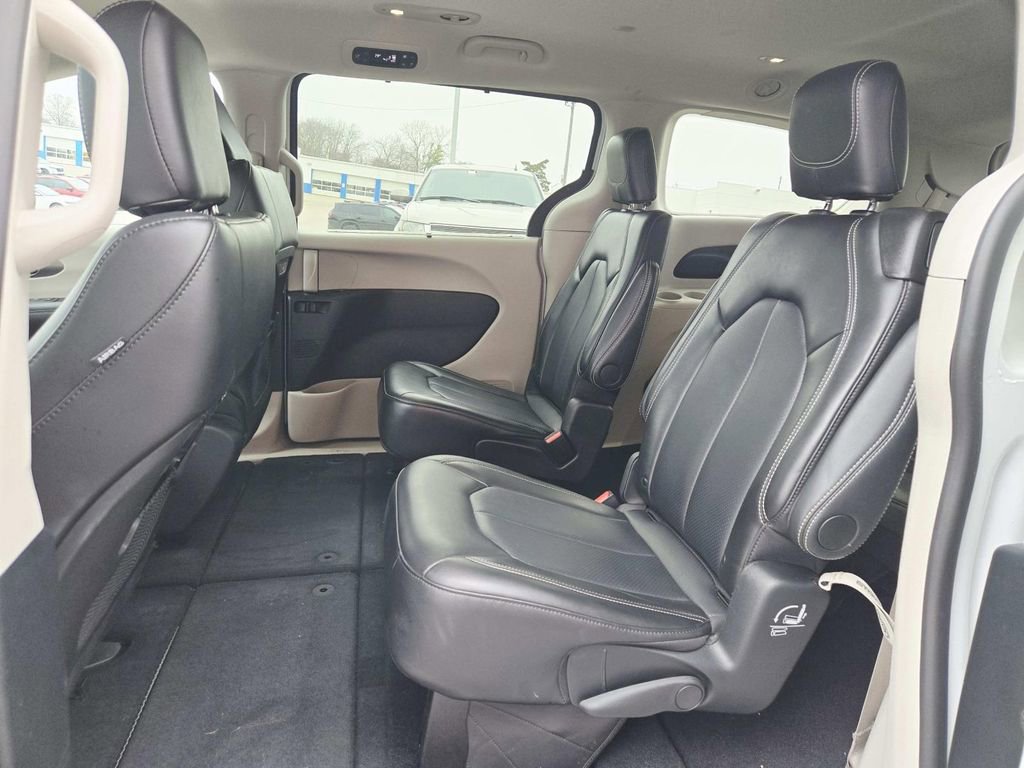 Used 2024 Chrysler Pacifica Touring-L image 13