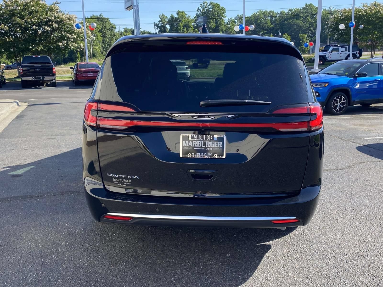 New 2027 Chrysler Pacifica Select FWD image 6