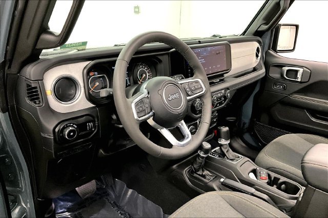 Used 2026 Jeep Wrangler Unlimited Sahara AWD/4WD image 16