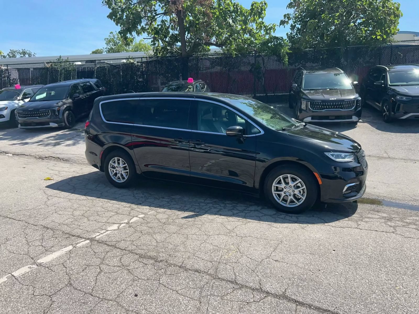 Used 2025 Chrysler Pacifica Select FWD image 2