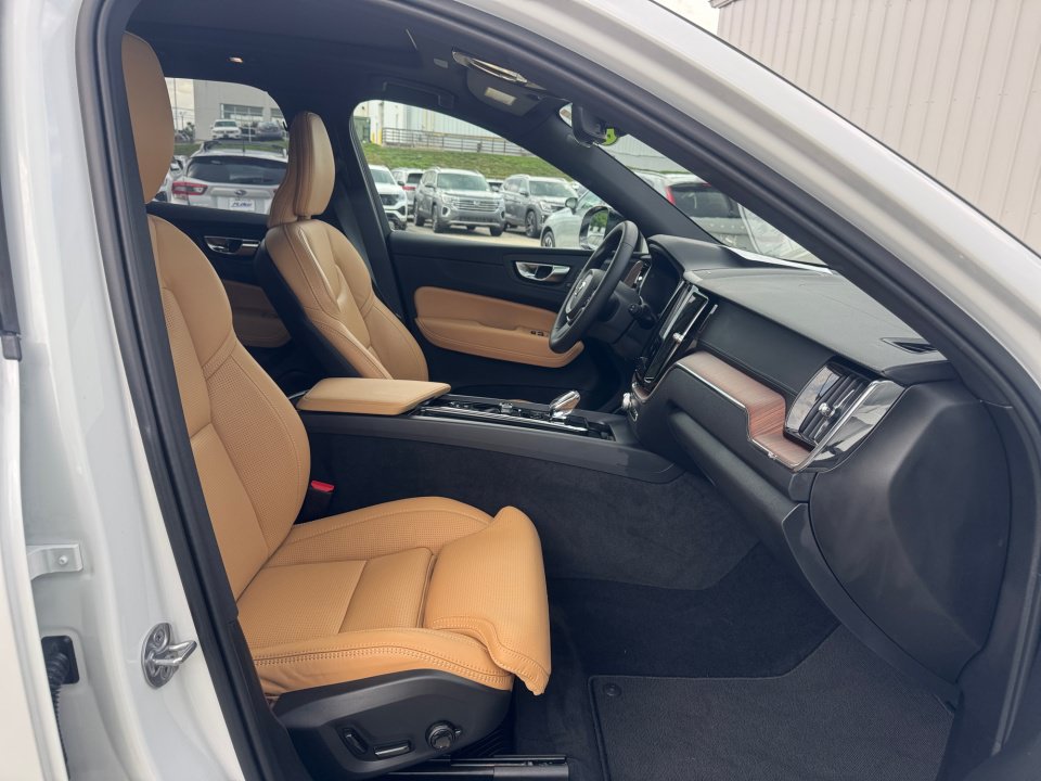 Certified 2024 Volvo XC60 B5 Ultimate AWD/4WD image 28