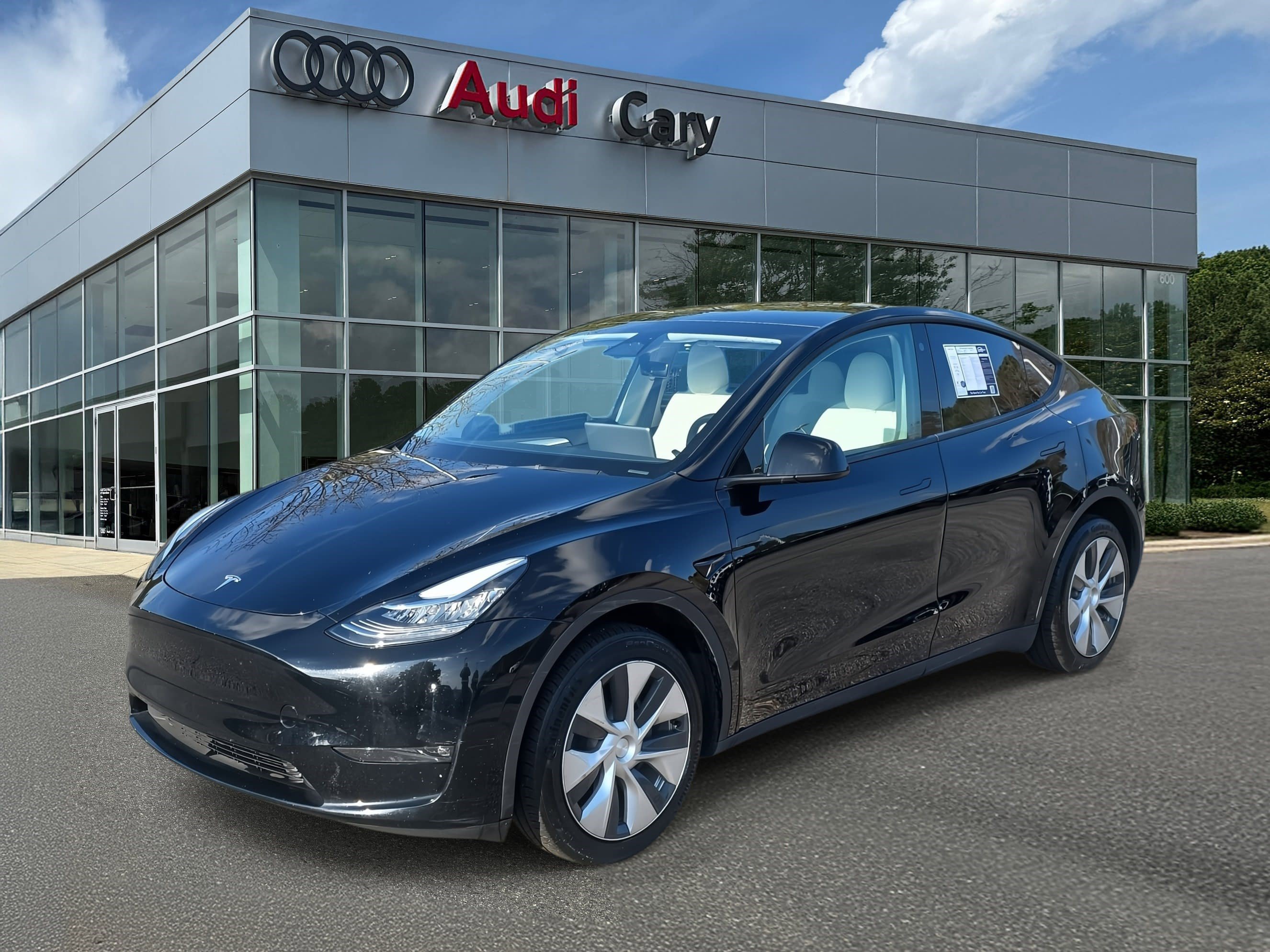 Used 2023 Tesla Model Y Long Range image 1