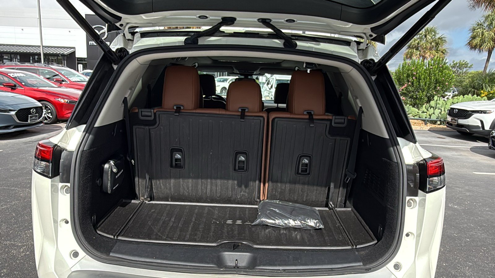 Used 2022 Nissan Pathfinder Platinum w/ Lighting Package (N93) FWD image 24