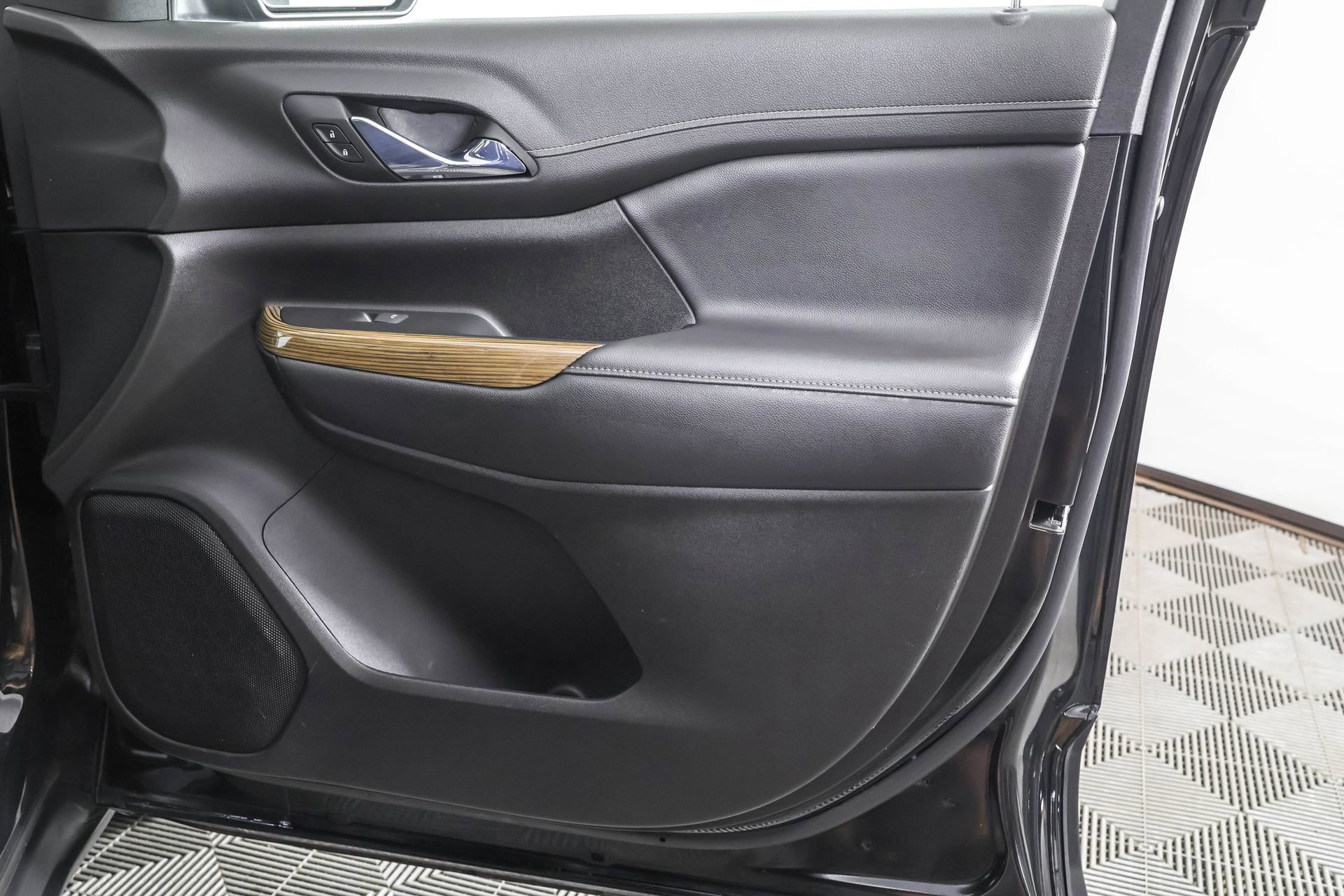 Used 2023 GMC Acadia SLE w/ LPO, Floor Liner Package image 50