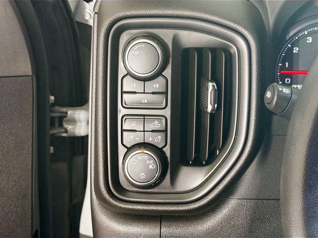 Used 2025 Chevrolet Silverado 2500 Custom w/ Custom Value Package image 10