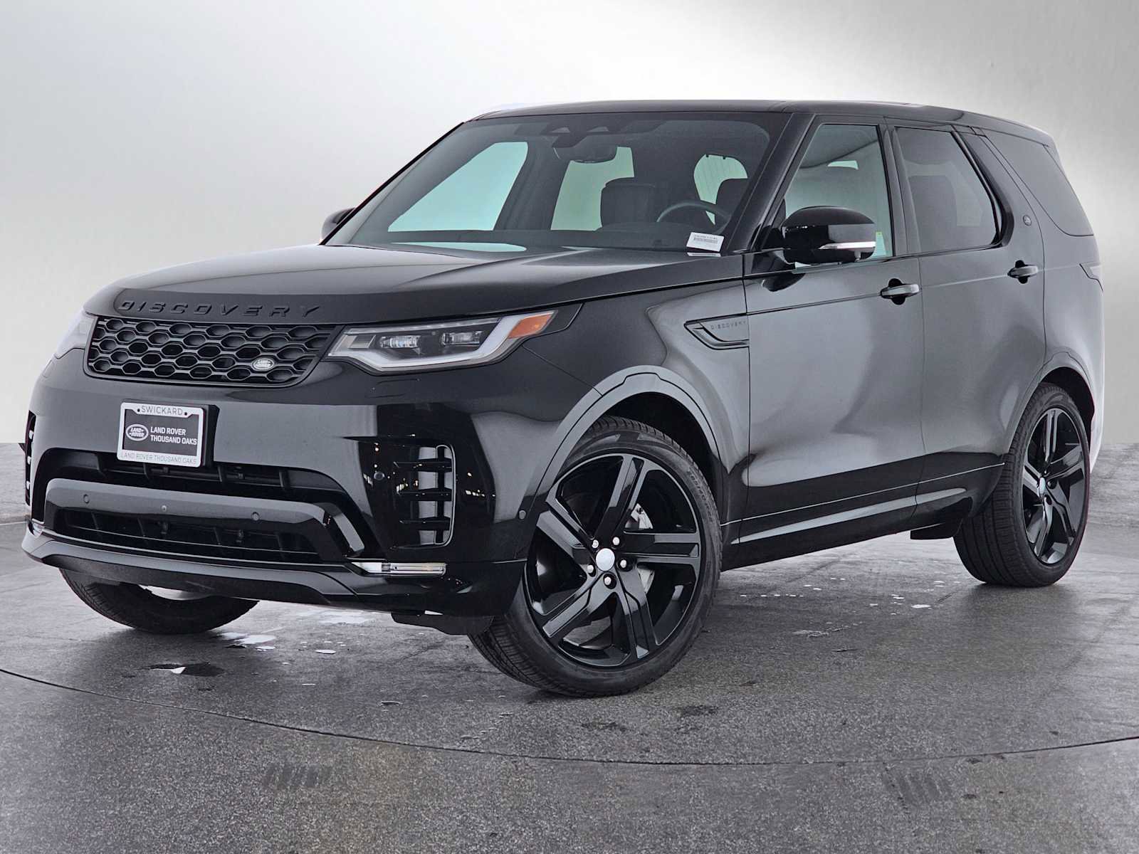 Used 2025 Land Rover Discovery Dynamic SE image 1