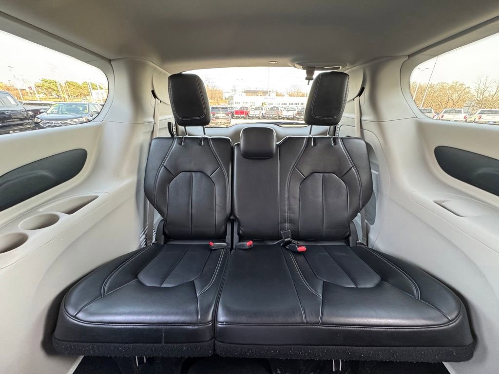 Used 2024 Chrysler Pacifica Touring-L image 32