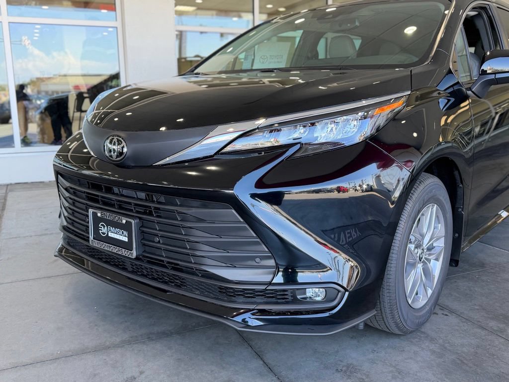New 2026 Toyota Sienna XLE FWD image 3
