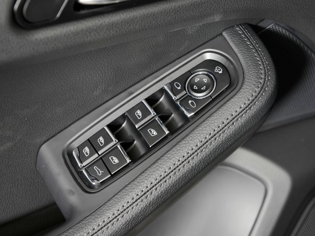 New 2026 Porsche Macan AWD/4WD image 15