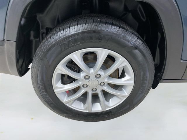 Used 2021 Jeep Cherokee Latitude w/ Mopar Interior Package image 16