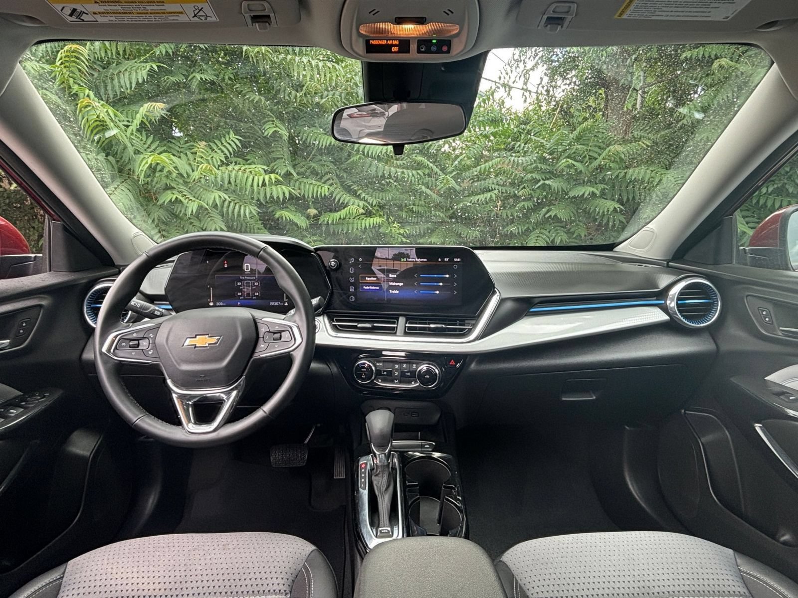 Used 2025 Chevrolet Trax LT w/ LT Convenience Package FWD image 30
