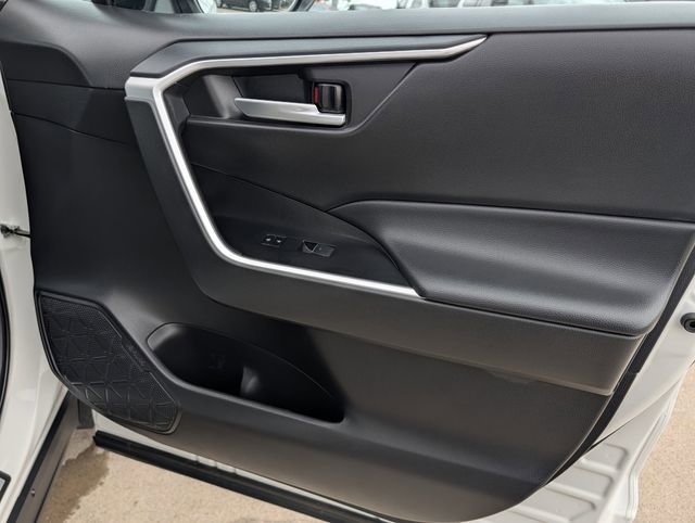 Used 2025 Toyota RAV4 XLE image 32