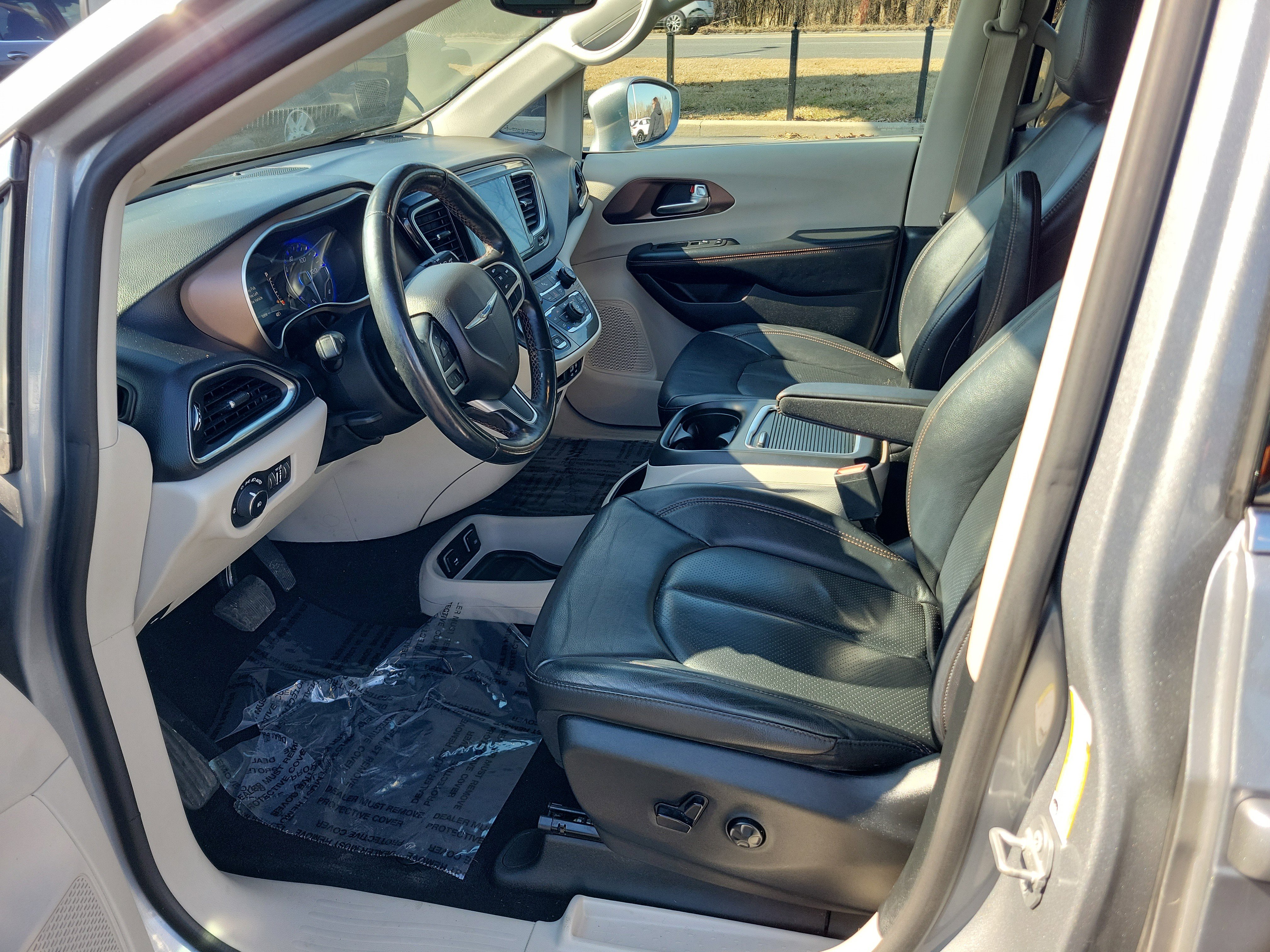 Used 2019 Chrysler Pacifica Touring-L Plus w/ Tire & Wheel Group image 10