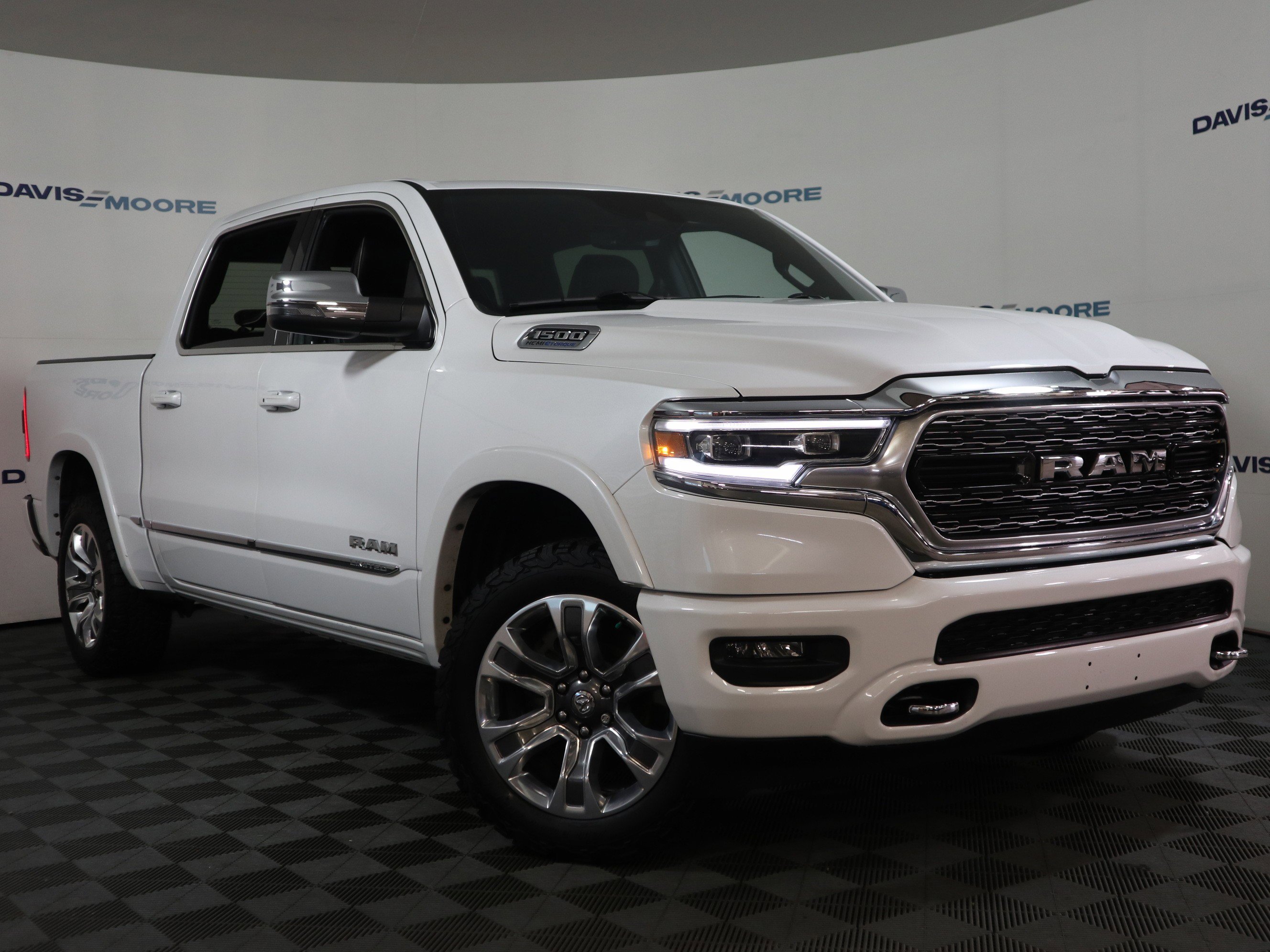 Used 2024 RAM 1500 Limited w/ Body Color Bumper Group image 2
