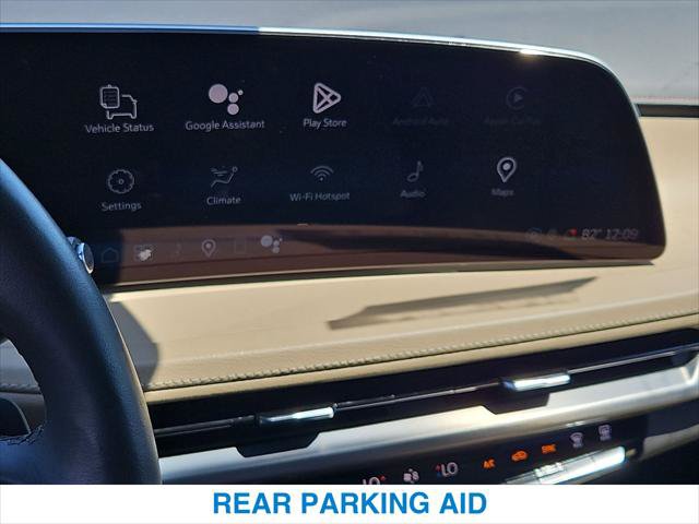 Used 2024 Cadillac XT4 Luxury w/ Cold Weather Package FWD image 17