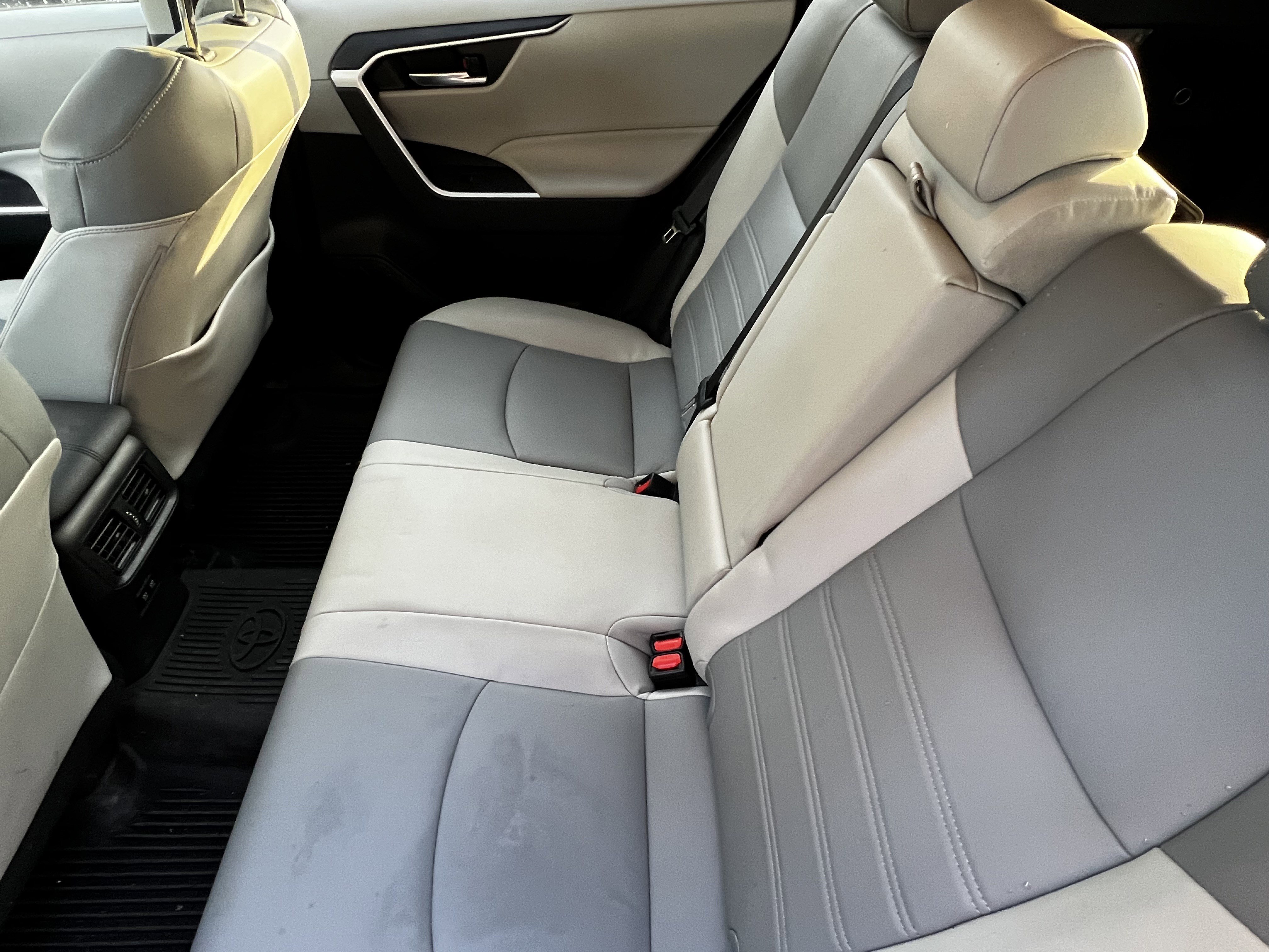 Used 2020 Toyota RAV4 XLE Premium image 32