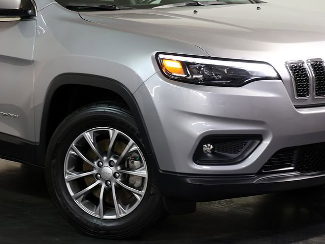 Used 2019 Jeep Cherokee Latitude Plus w/ Cold Weather Group AWD/4WD image 8