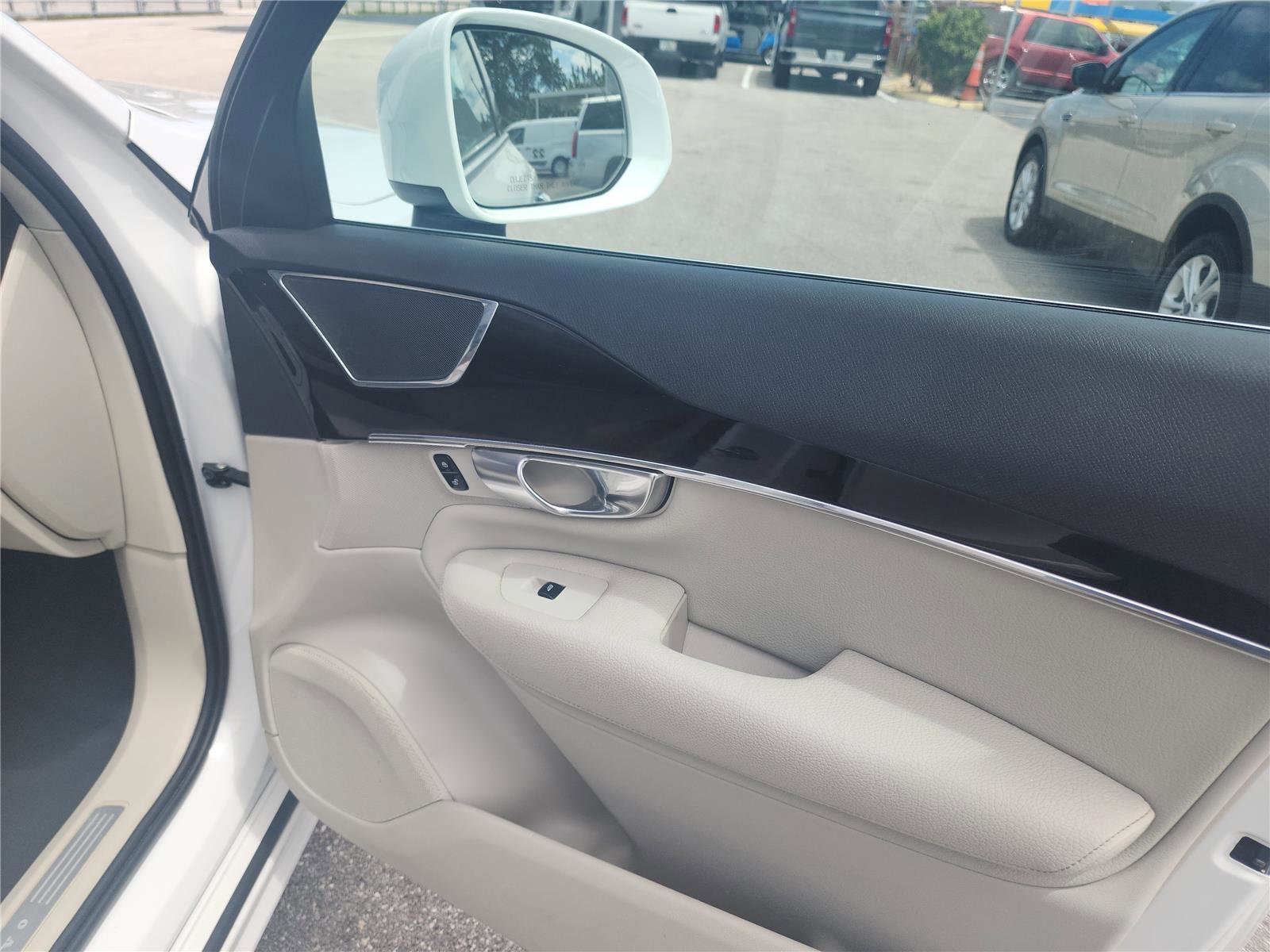 Used 2019 Volvo XC90 T5 Momentum image 27