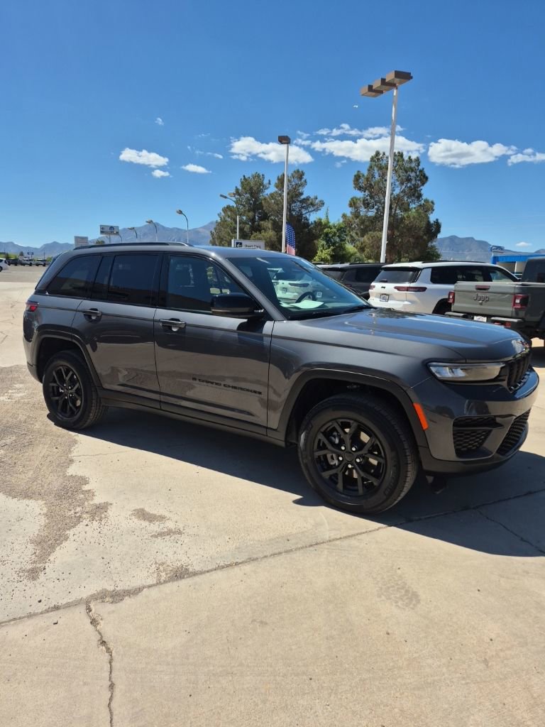 Used 2025 Jeep Grand Cherokee Altitude image 3