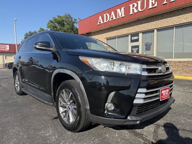 Used 2019 Toyota Highlander XLE FWD image 2