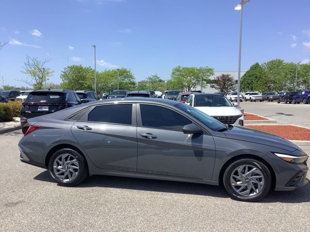 Certified 2024 Hyundai Elantra Blue FWD image 5