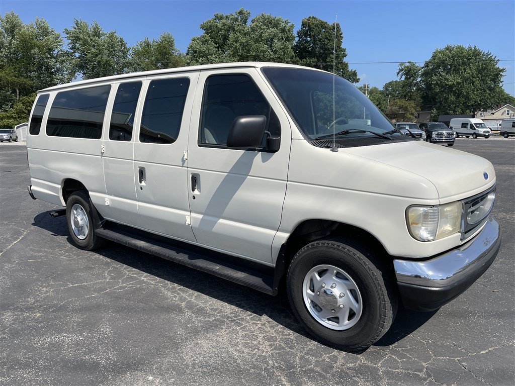 Used 1996 Ford E-350 and Econoline 350 Club Wagon RWD image 9