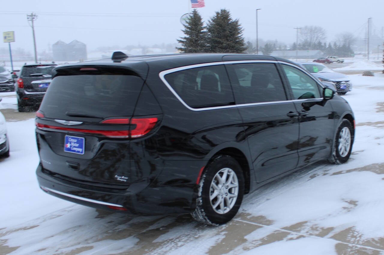 Used 2024 Chrysler Pacifica Touring-L image 5