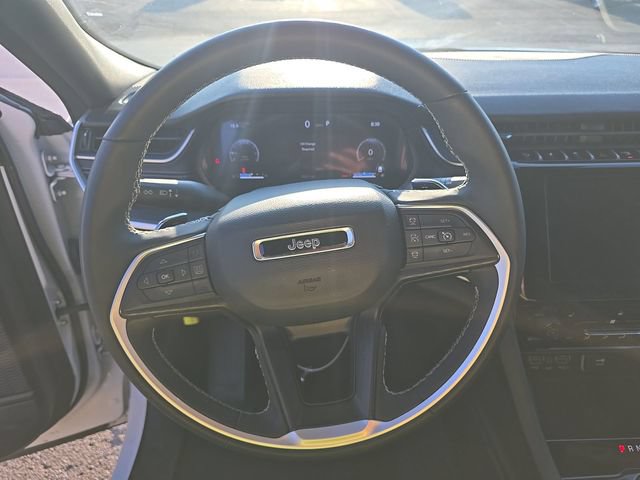 Used 2025 Jeep Grand Cherokee Altitude AWD/4WD image 9