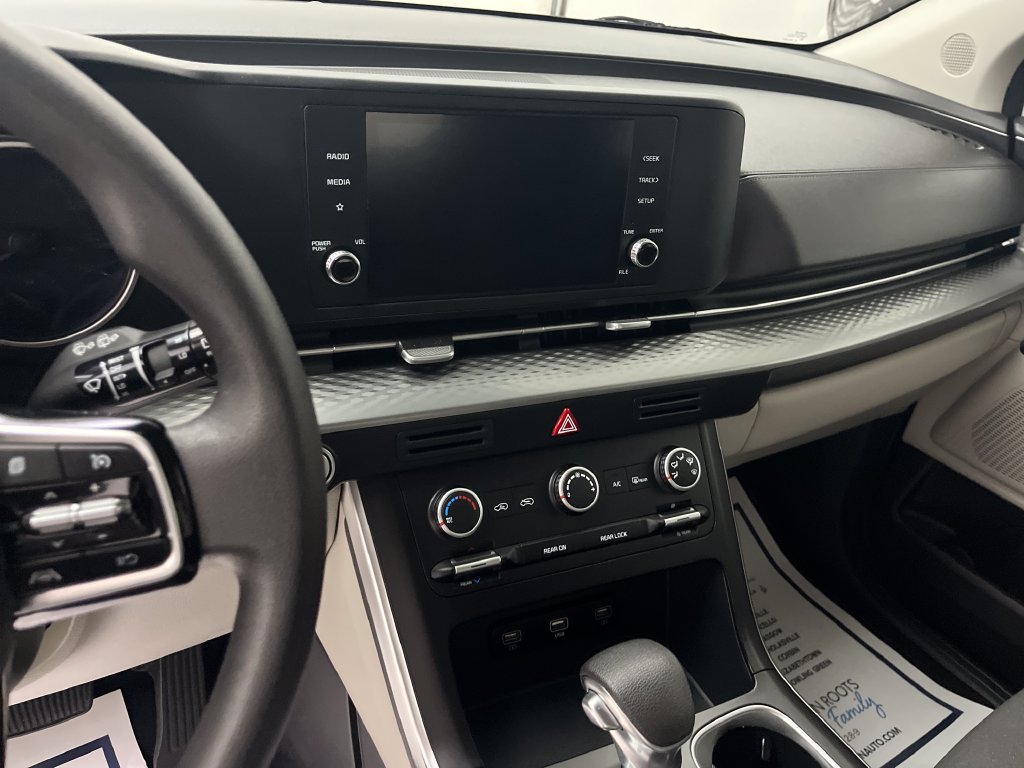 Used 2023 Kia Carnival LX FWD image 19