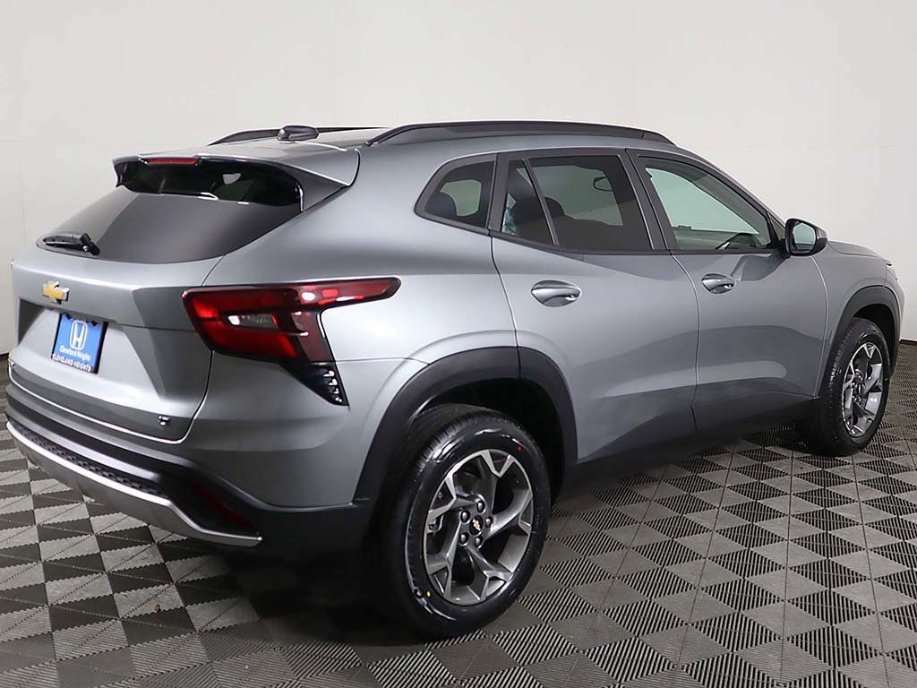 Used 2024 Chevrolet Trax LT w/ LT Convenience Package FWD image 8