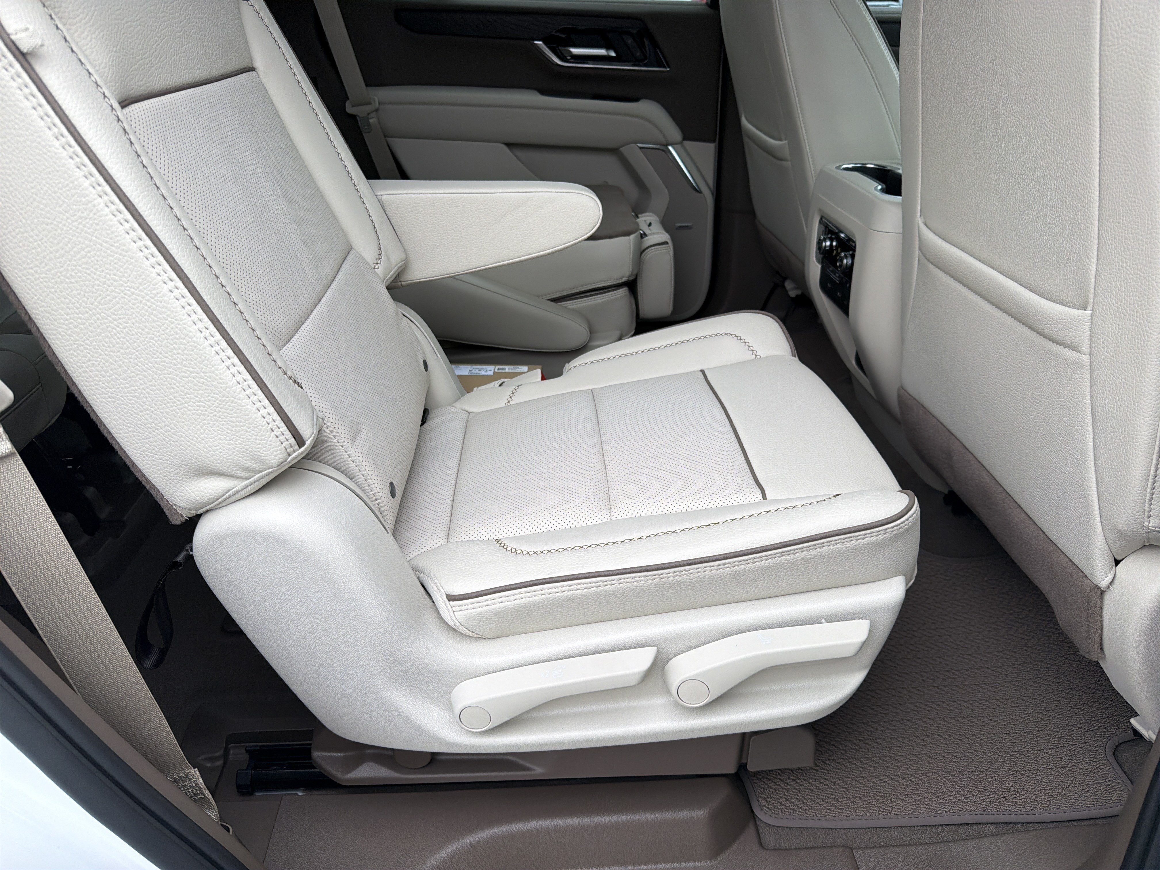 New 2026 GMC Yukon Denali w/ Denali Reserve Package AWD/4WD image 16